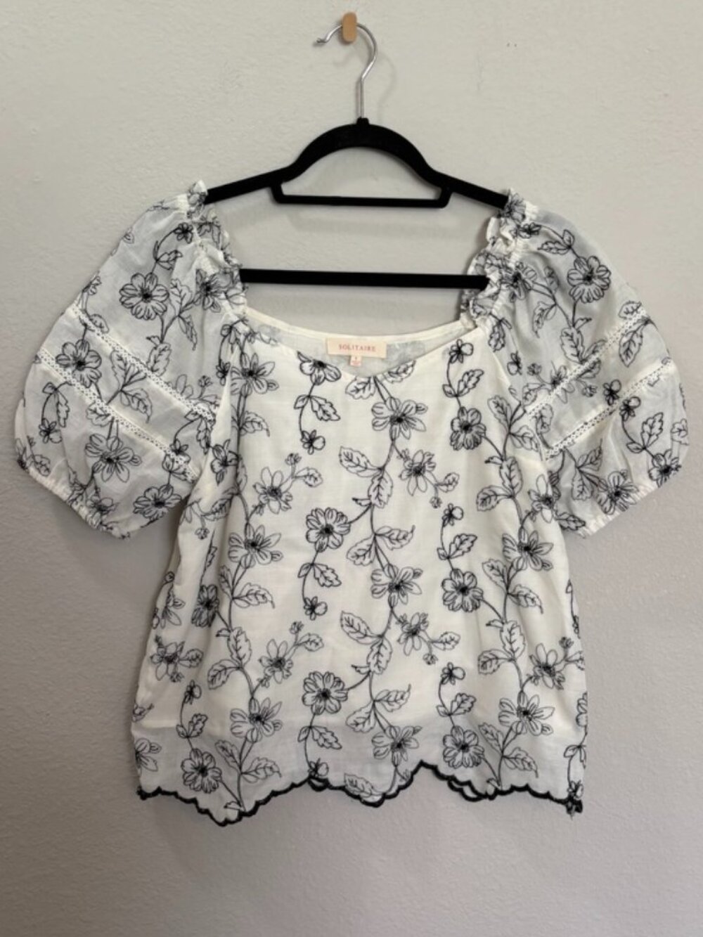 Solitaire White Black Floral Embroidered Puff Sleeve Blouse Size Small